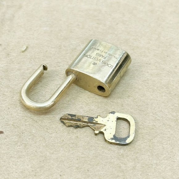 Authentic LOUIS VUITTON LV 10 SET PADLOCK KEY BAG CHARM CADENA GOLD PLATED - Picture 3 of 4